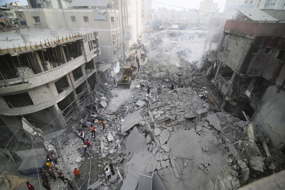 Escombros de prédio destruído em Gaza após ataque de Israel em retaliação ao Hamas — Foto: Hatem Ali/AP