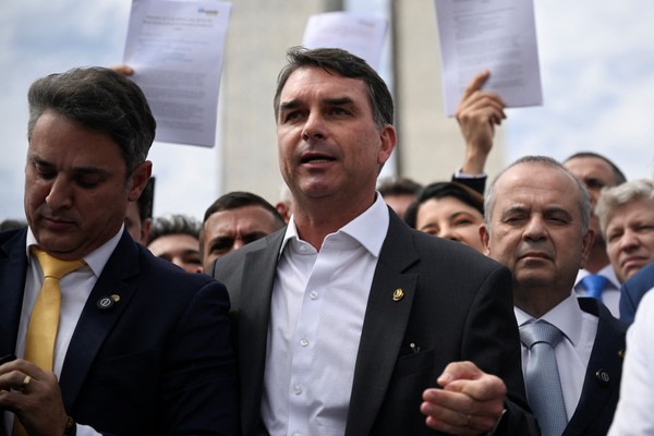 Flávio Bolsonaro diz para secretário dos EUA atacar embarcações com drogas  no Rio de Janeiro | Política | Valor Econômico