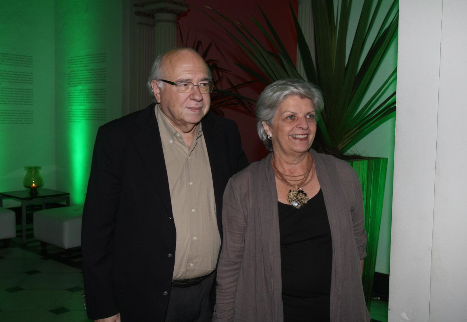 Luis Fernando Verissimo e a esposa, Lucia Verissimo, em festa da Bienal do Livro, no Parque Lage, no Rio de Janeiro — Foto: Marcos Ramos/Agência O Globo