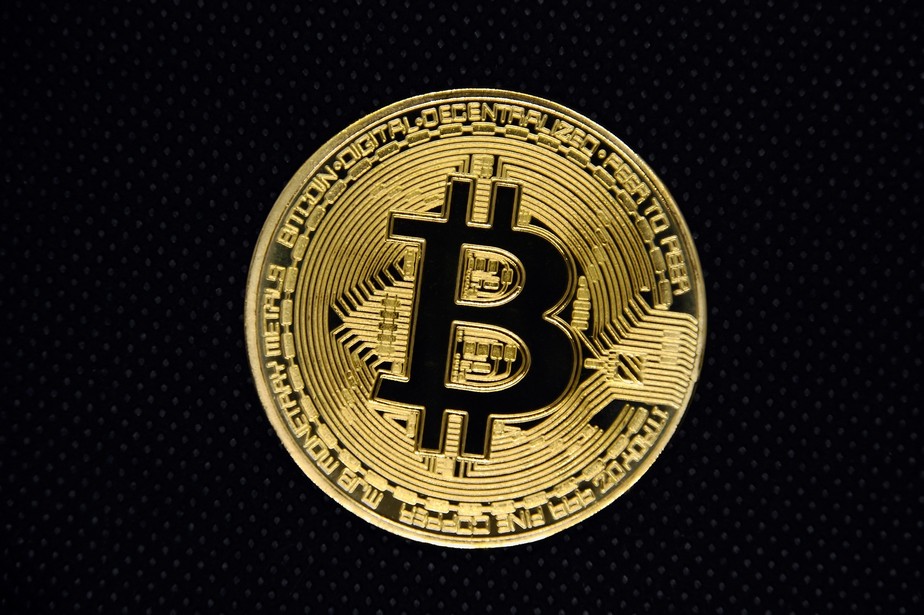 Bitcoin se reaproxima dos US$ 47.000 e supera maior resistência em