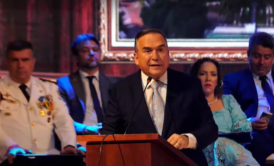 Mabel toma posse em Goiânia e promete tomar medidas duras para conter gastos