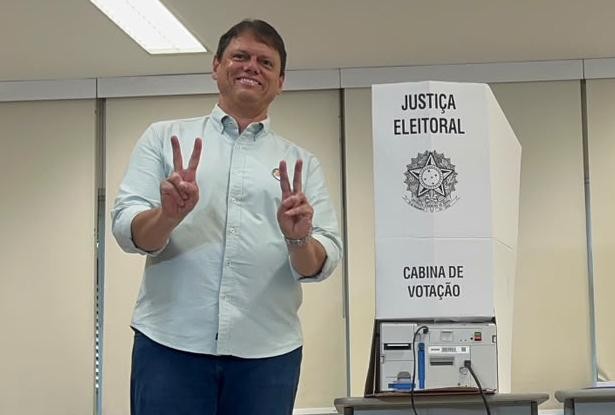 Tarcísio vota em São Paulo e diz que 'brasileiros querem mudança'