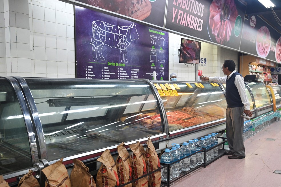 Balcões vazios e preços altos no açougue de um supermercado em La Paz nesta quinta-feira (18) — Foto: REUTERS/Claudia Morales