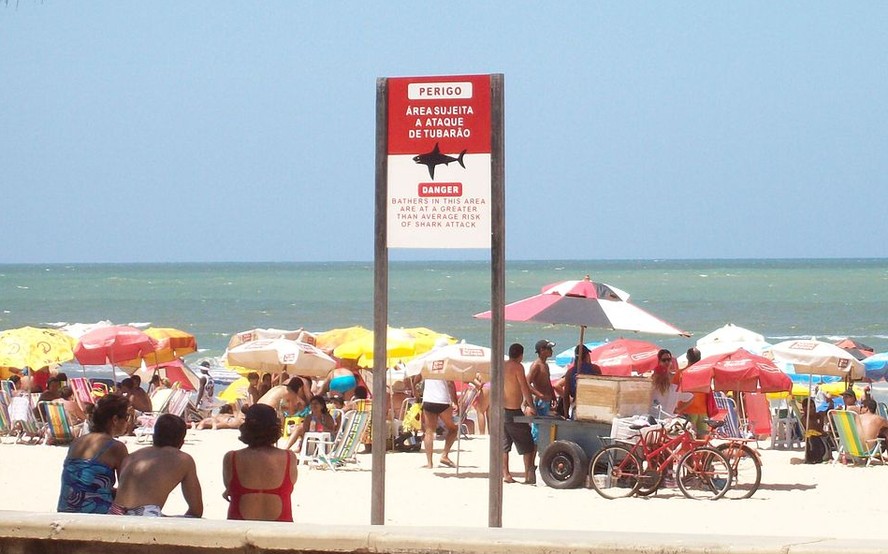 Placa com advertência sobre ataques de Turbarão no Recife