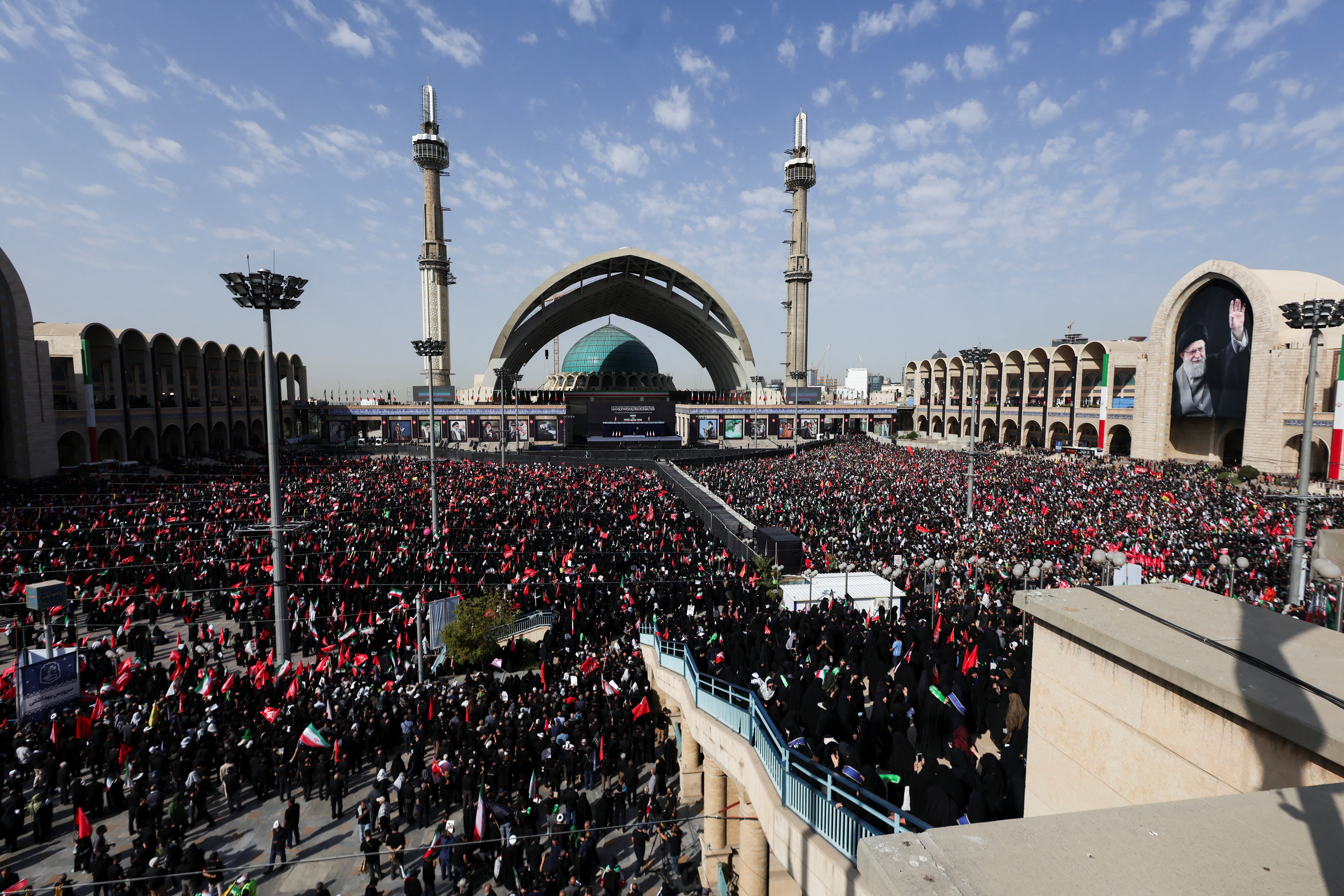 Filhos do falecido líder iraniano Khamenei comparecem ao funeral, mas seu sucessor não