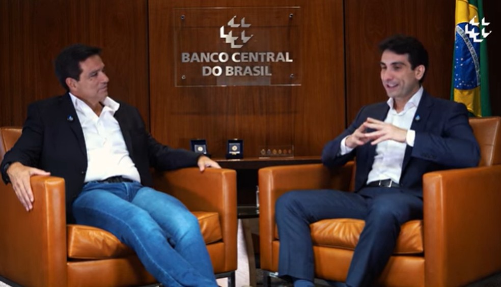O atual presidente do BC, Gabriel Galípolo, entrevista o ex-presidente Roberto Campos Neto, para a série "Conversas Presidenciais" do Banco Central do Brasil — Foto: YouTube/Banco Central do Brasil