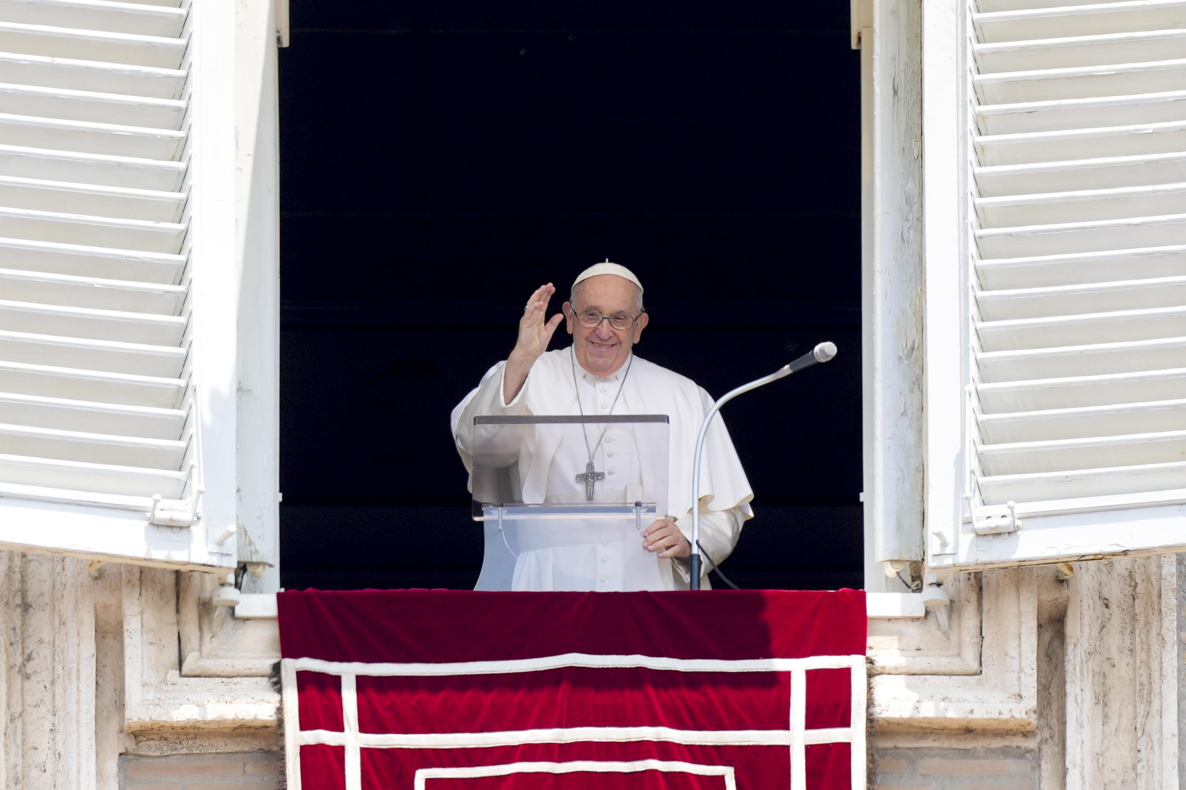 Condições de Papa permanecem estáveis, e ele recebe terapia de oxigênio, diz boletim