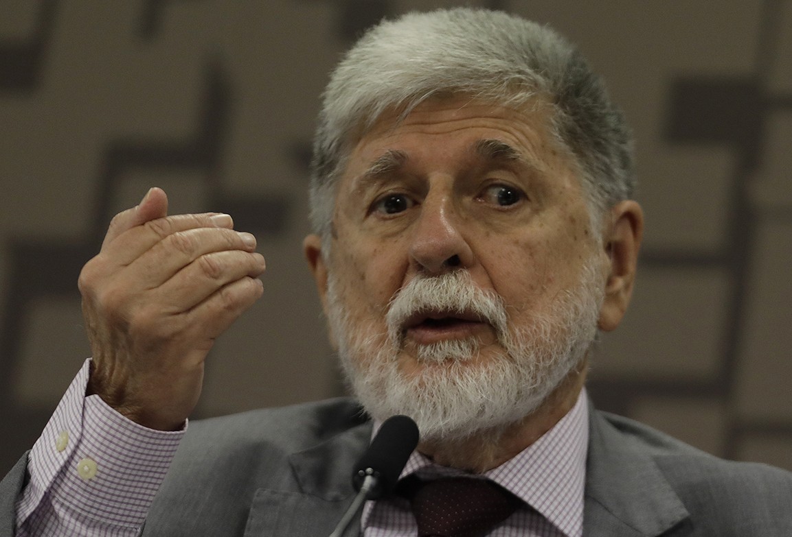 Brasil reagirá a tarifaço de Trump sem dar ‘tiro no pé’, afirma Celso Amorim