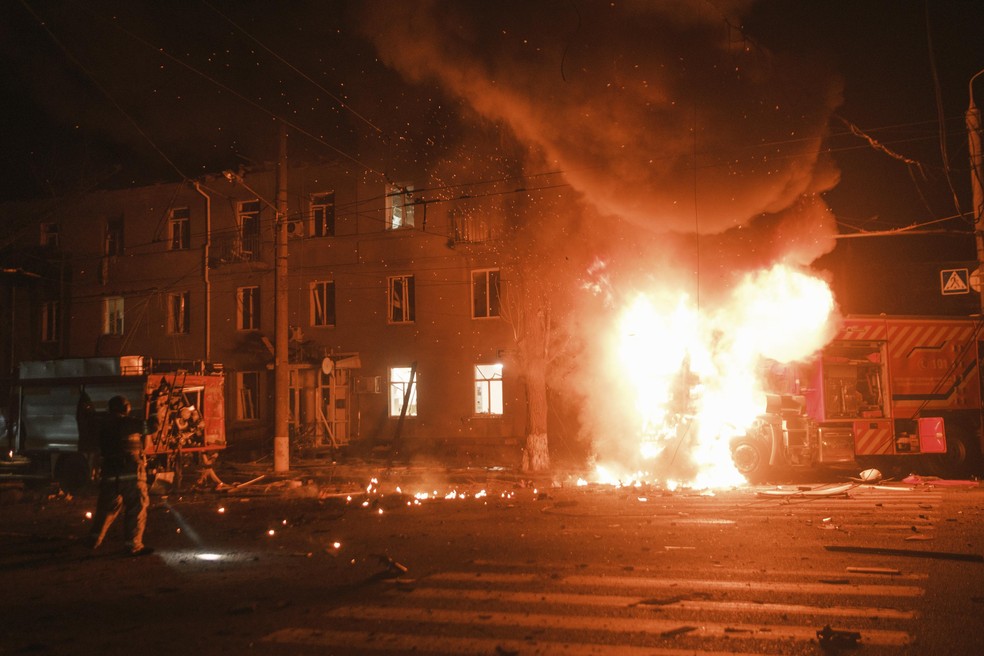 Ataque russo com drone em área residencial em Kharkiv, na Ucrânia — Foto: George Ivanchenko/AP