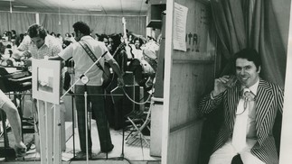O apresentador durante intervalo do “Programa Silvio Santos”, que teve início em 1963 na TV Paulista Canal 5 — Foto: Acervo MIS-SP