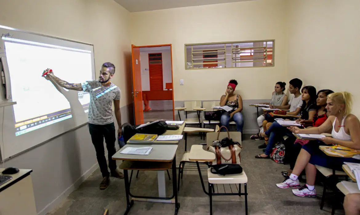 Governo cria 'Pé-de-Meia' para professores, com bolsas de R$ 1.050 para incentivar licenciatura