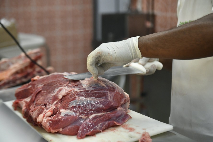 Profissional separando os cortes de carne