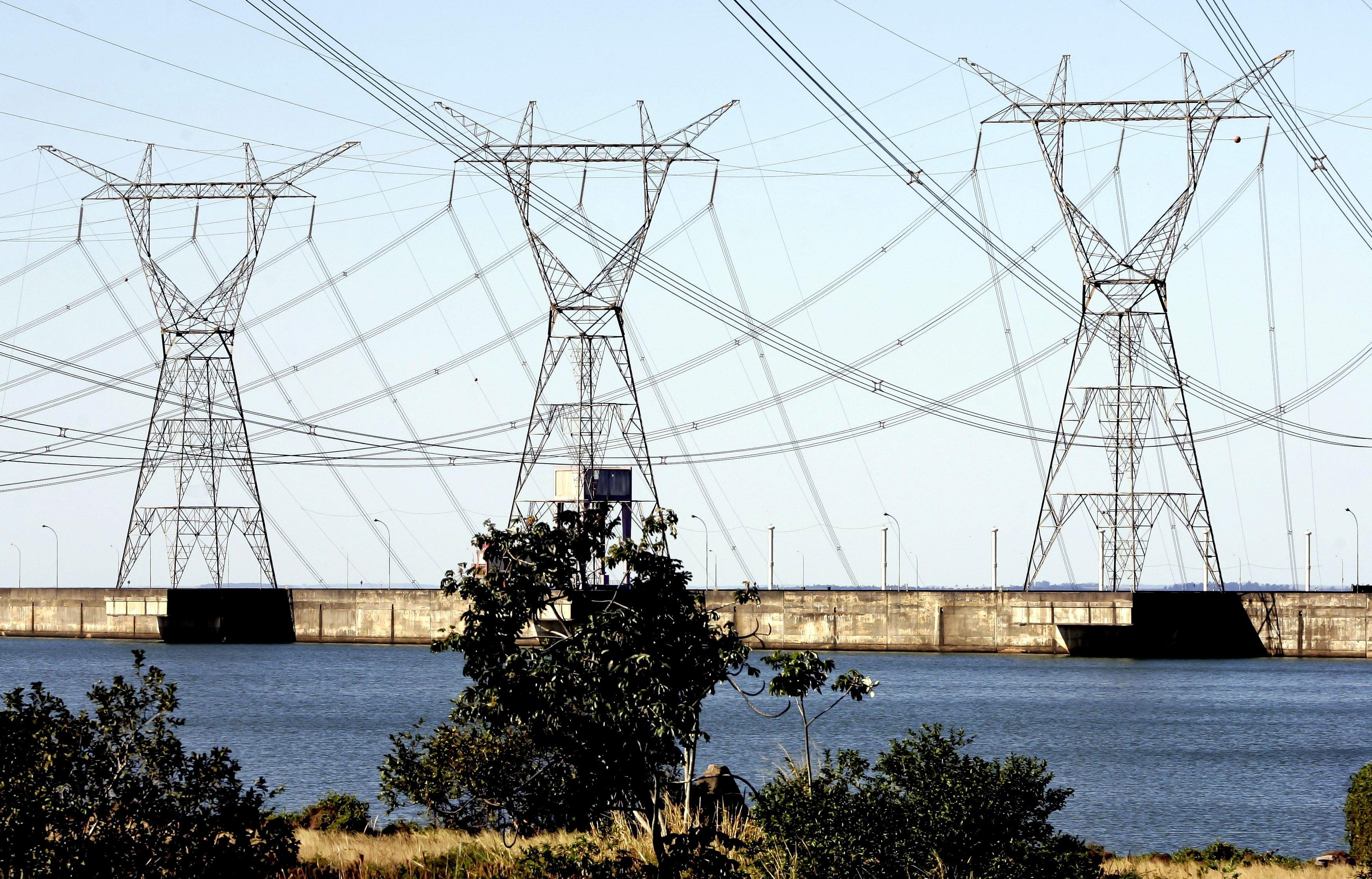 Governo defende fim dos gastos socioambientais de Itaipu para reduzir preço da energia, diz Silveira