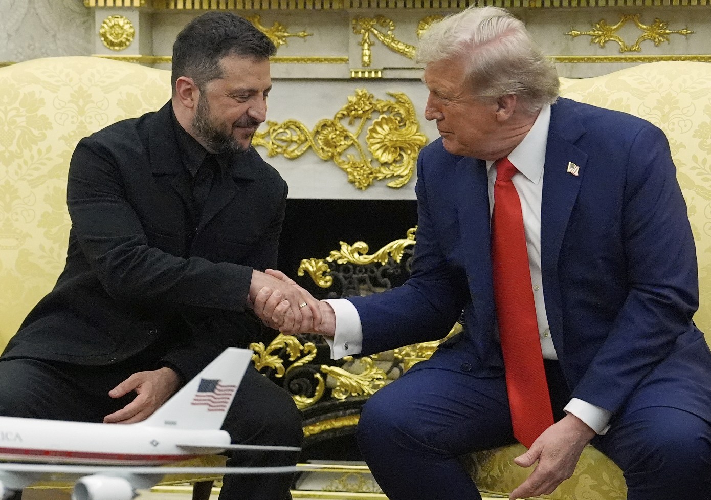 Ucrânia quer pelo menos US$ 1 bilhão mensal para comprar armas dos EUA, diz Zelensky