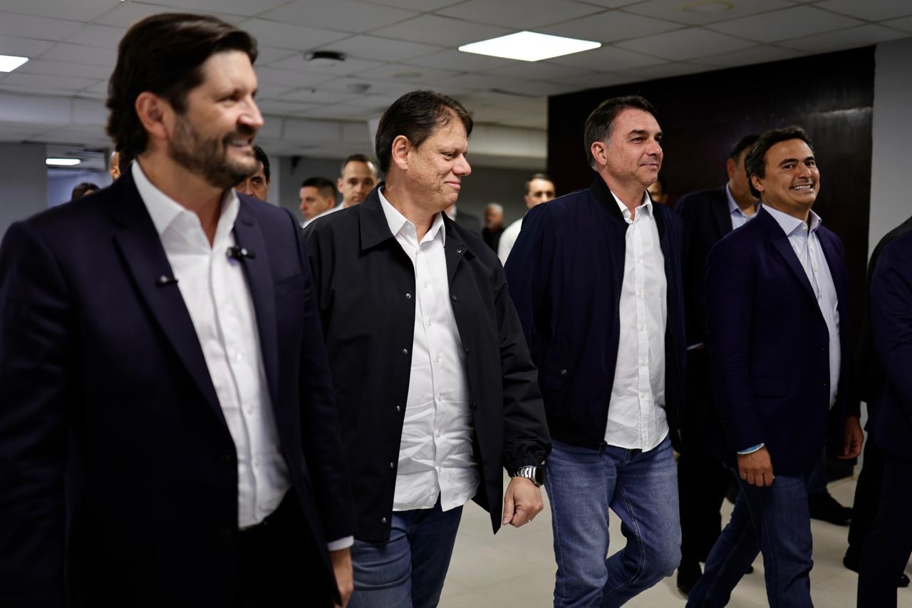 Tarcísio exalta Bolsonaro e apoia Flávio em evento em SP