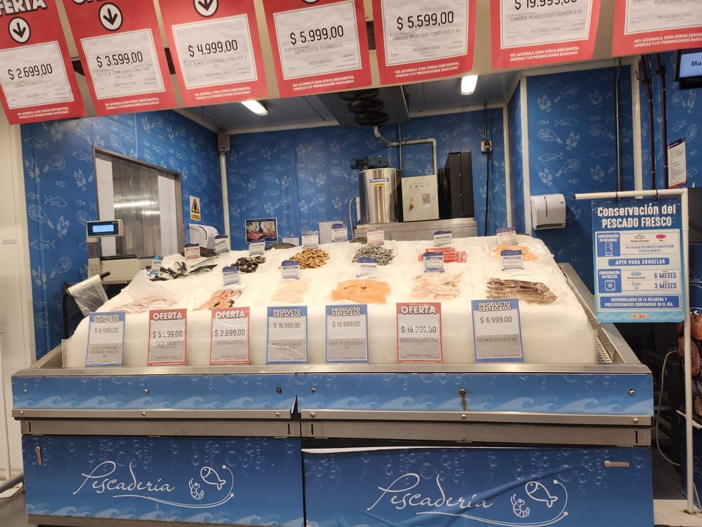Seção de peixes de hipermercado de Buenos Aires, com preços em oferta para atrair os consumidores diante da alta inflação — Foto: Márcia Almeida/Valor