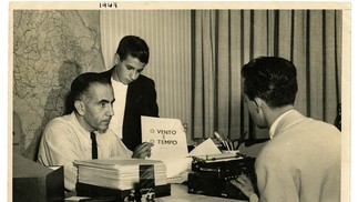 Luis Fernando Verissimo com o pai, Erico, e o manuscrito de "O tempo e o vento" — Foto: Arquivo pessoal
