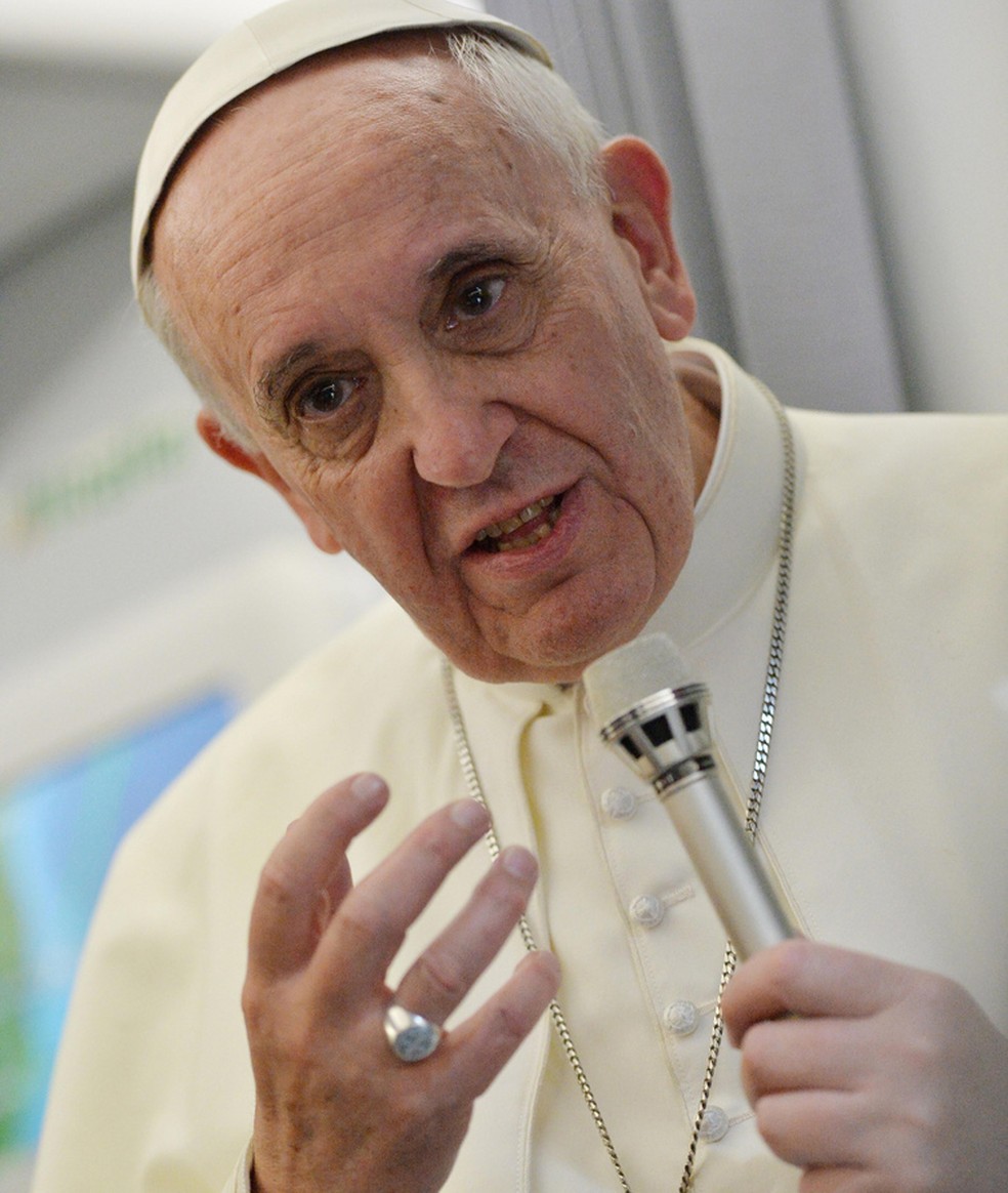 Papa condena marginalização de gays e elogia carismáticos | Política ...