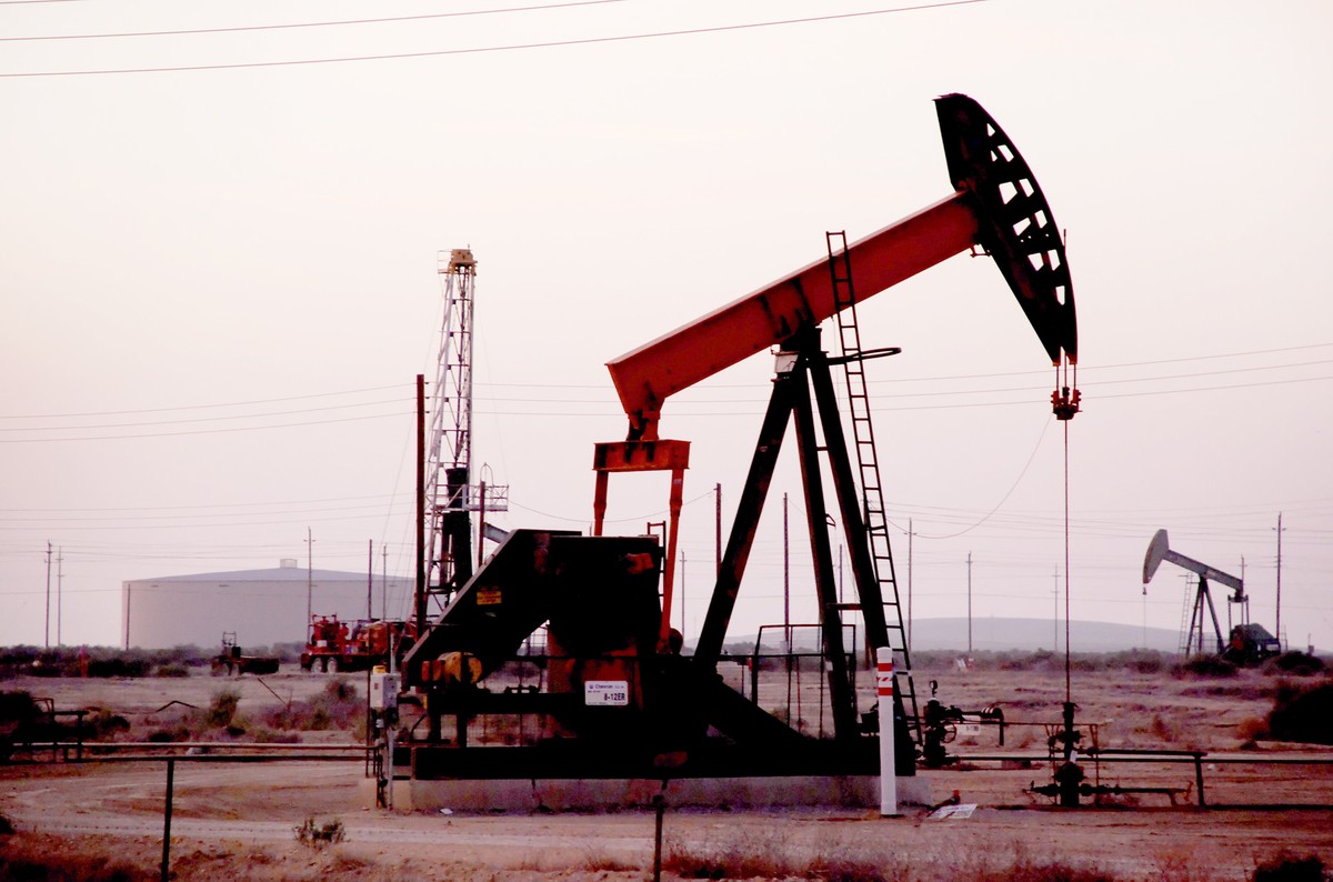 Petróleo cae 3% a USD 106,30 tras propuesta de Irán a EE.UU.
