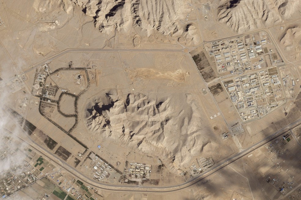 Imagem de satélite mostra instalação nuclear de Isfahan, no Irã, que teria sido atacada por Israel nesta sexta (13) — Foto: Planet Labs PBC via AP
