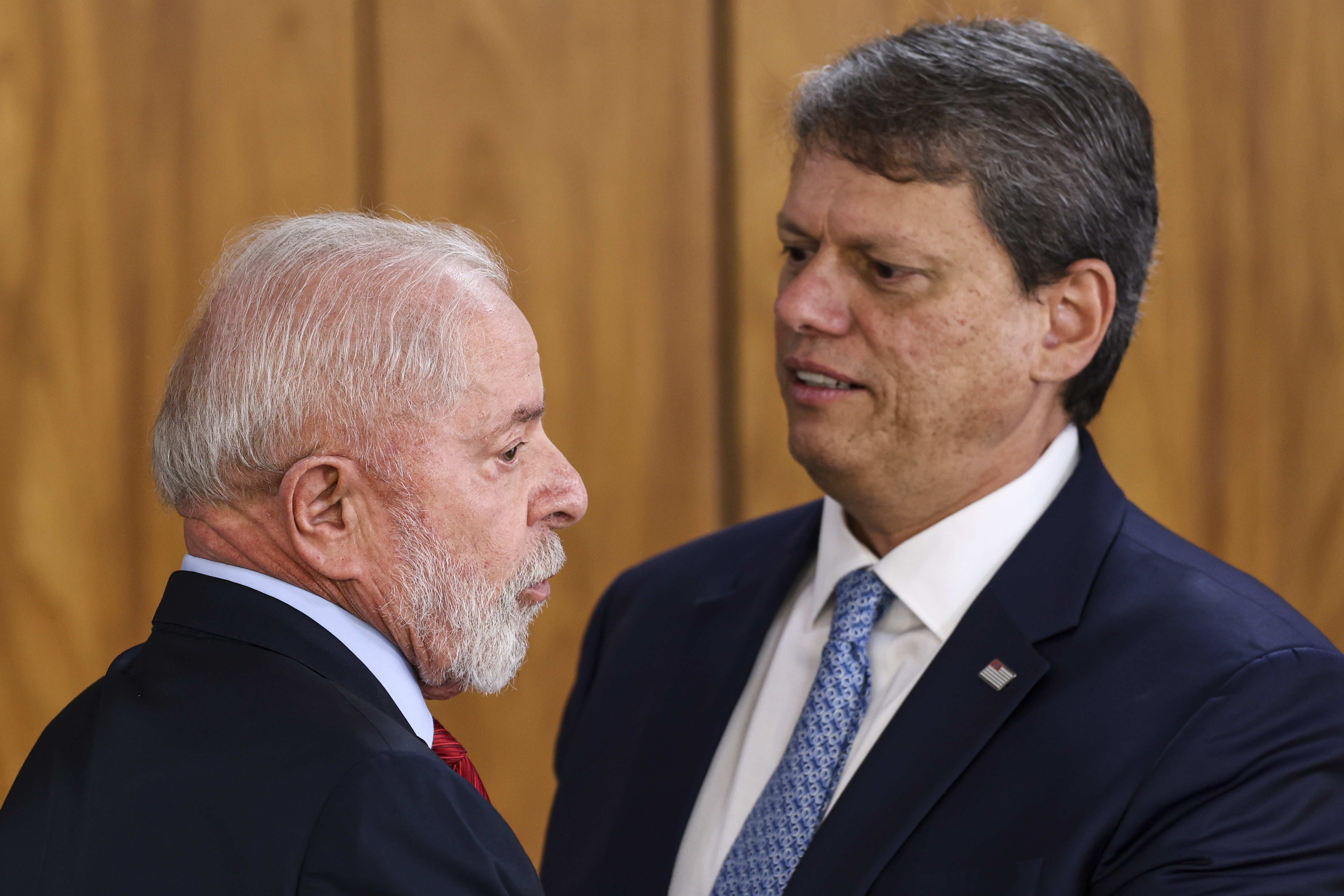 Lula lidera contra Tarcísio, mas está em desvantagem em relação a Bolsonaro, diz pesquisa AtlasIntel