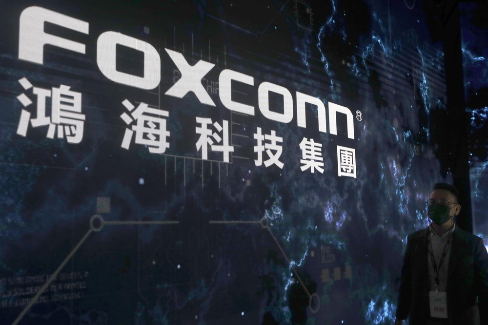 Logotipo da Foxconn é visto durante o Hon Hai Tech Day no Centro de Exposições Nangang em Taipei, Taiwan — Foto: Chiang Ying-ying/AP