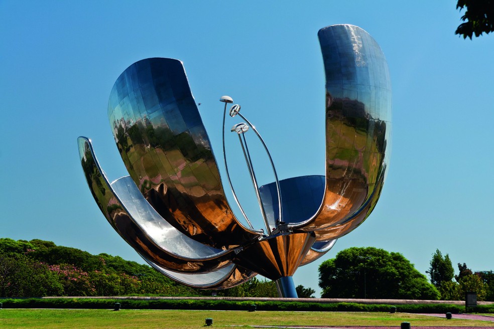 “La Flor Gigante” foi criada pelo arquiteto Eduardo Catalano. Com 25 metros de altura, pesa 18 toneladas e suas seis pétalas metálicas  se abrem com os primeiros raios do sol e se fecham ao entardecer — Foto: Valor