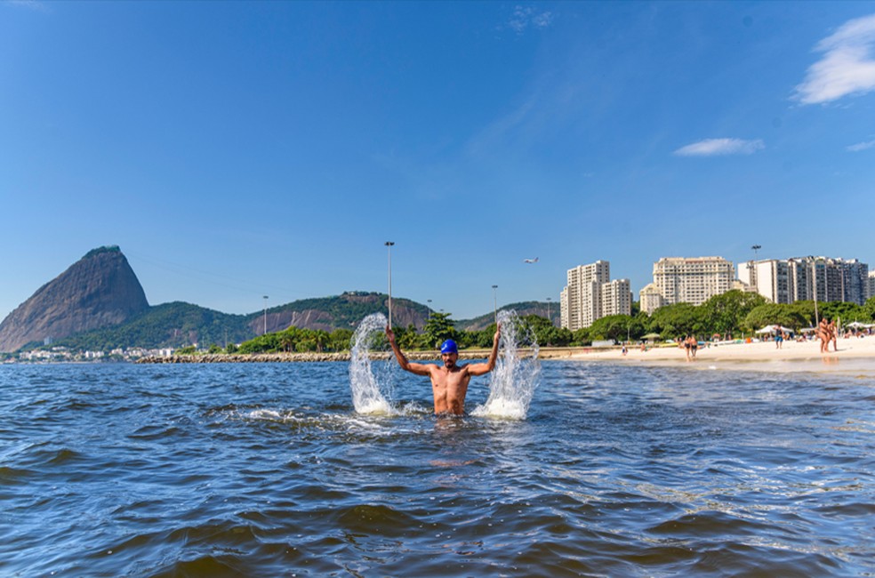 Jeferson Francisco da Costa aproveita o mergulho no agora mar limpo da Praia do Flamengo — Foto: Fabio Cordeiro