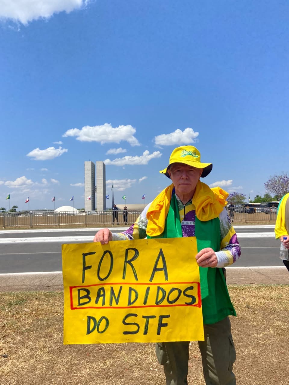 Grupo ligado a Zema e Flávio protesta na Esplanada enquanto ocorre julgamento no STF