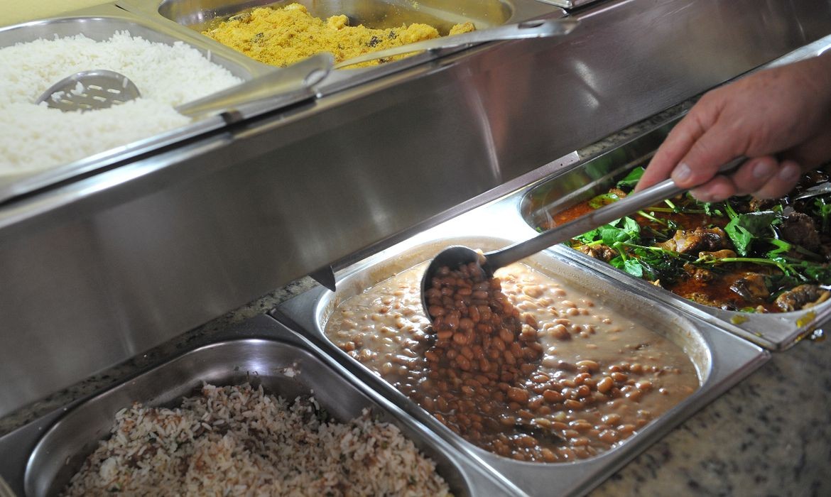 Preços de alimentação no domicílio no IPCA-15 caem há três meses