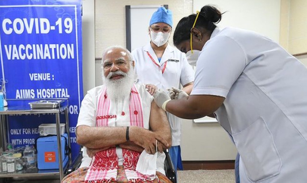 Premiê da Índia, Narendra Modi, recebe a primeira dose da vacina contra a covid-19 — Foto: Instagram/@NarendraModi