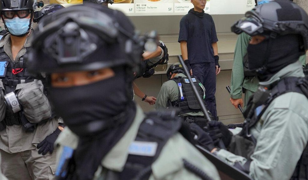 Manifestante detido em Hong Kong em 1º de julho — Foto: Vincent Yu/AP