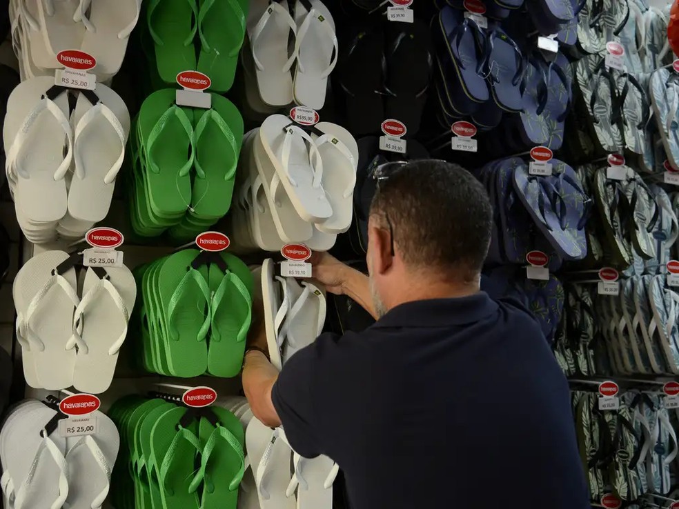 Vendedor de chinelos arruma mostruário em loja — Foto: Tomaz Silva/Agência Brasil