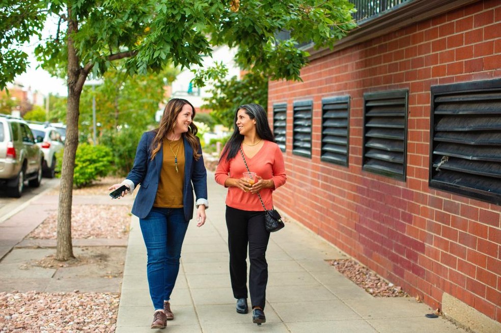 No experimento realizado por pesquisadores da Escola de Negócios de Stanford, as duplas de mulheres que negociaram enquanto caminhavam chegaram a melhores resultados do que as que conversaram sentadas frente a frente numa sala — Foto: Unsplash