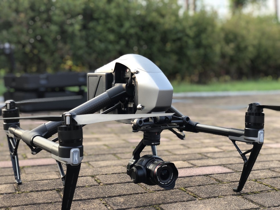 Drone carregando câmera fotográfica — Foto: yunje5054/Pixabay