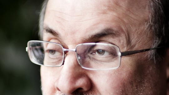 Facada que levou olho do escritor Salman Rushdie parou milímetros antes do cérebro