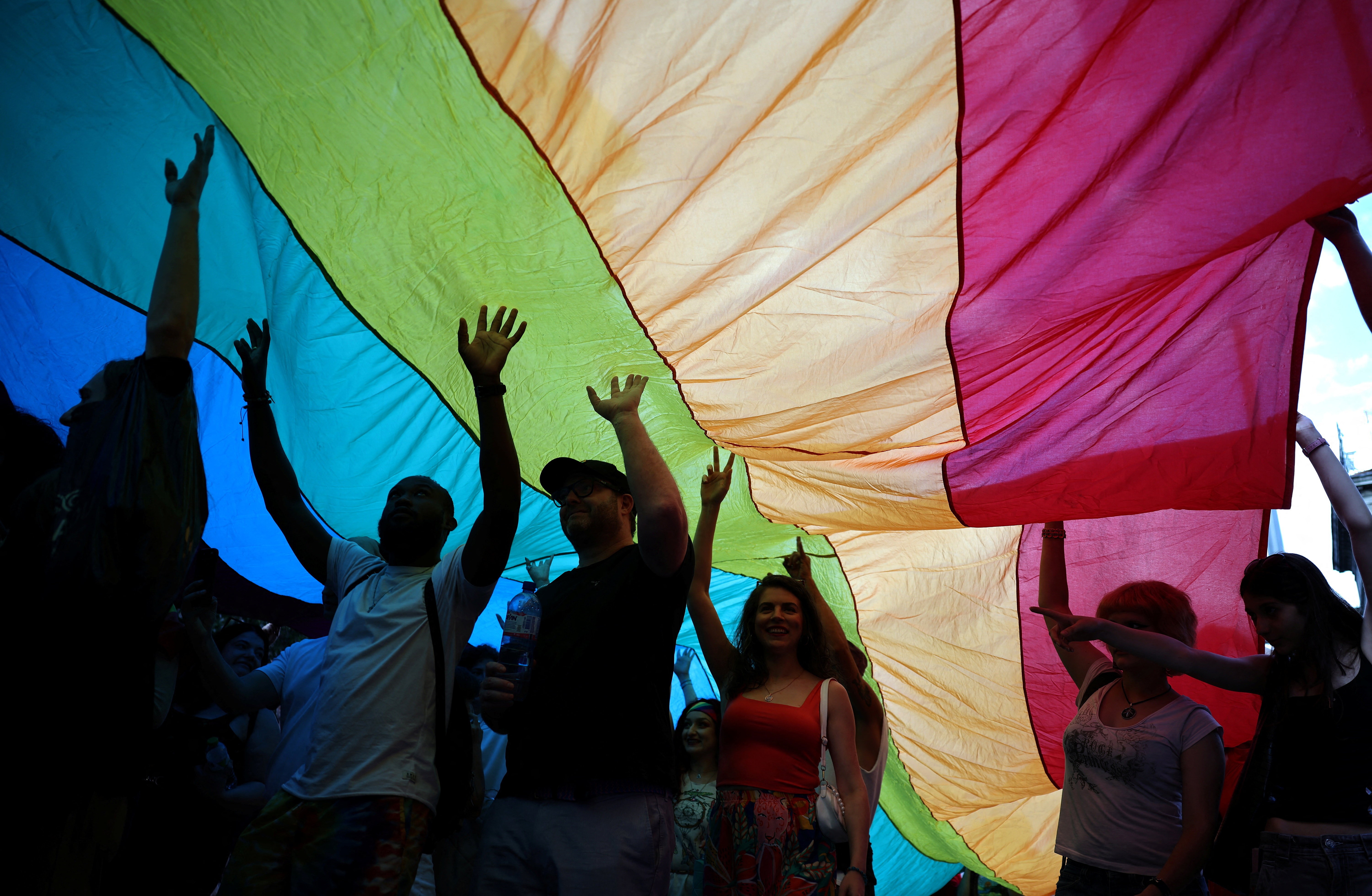 Fifa libera bandeiras do arco-íris em jogo entre Egito e Irã, que criminalizam a homossexualidade