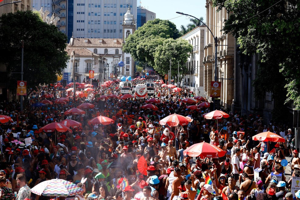 Foliões se divertem no 106º desfile do Cordão da Bola Preta, no centro do Rio — Foto: Tânia Rêgo/Agência Brasil