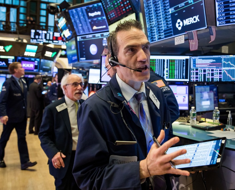 Wall Street recua após novo recorde