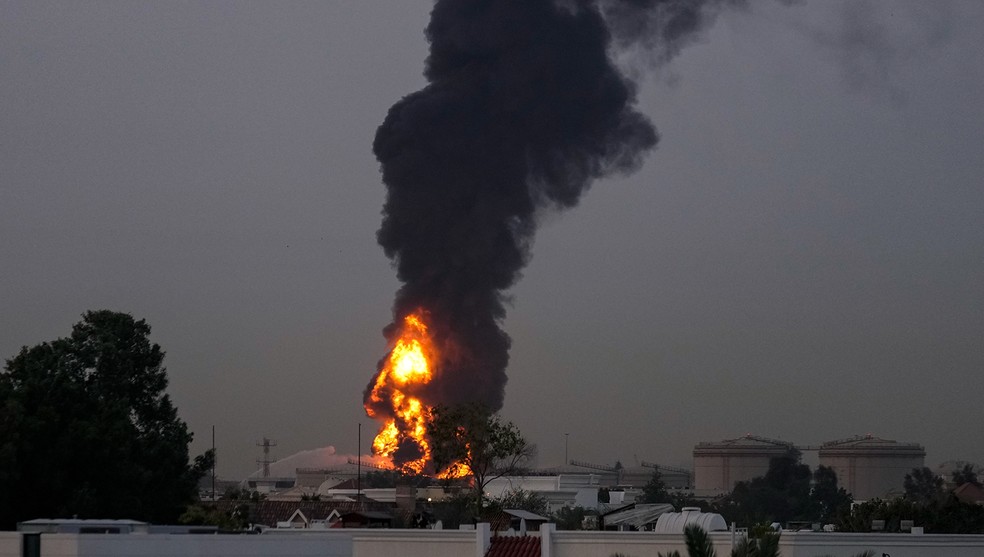 Chamas e fumaça na área do aeroporto de Dubai após drone atingir instalação petrolífera próxima: cidade não está imune à volatilidade do Oriente Médio — Foto: Associated Press