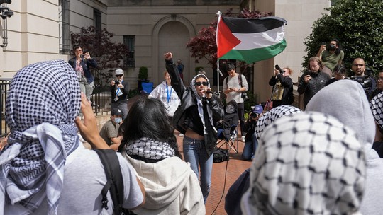 Polícia desmonta acampamentos pró-Palestina em universidades nos EUA