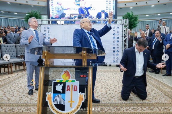 Flávio Bolsonaro é alvo de notícia-crime após encontro com pastores