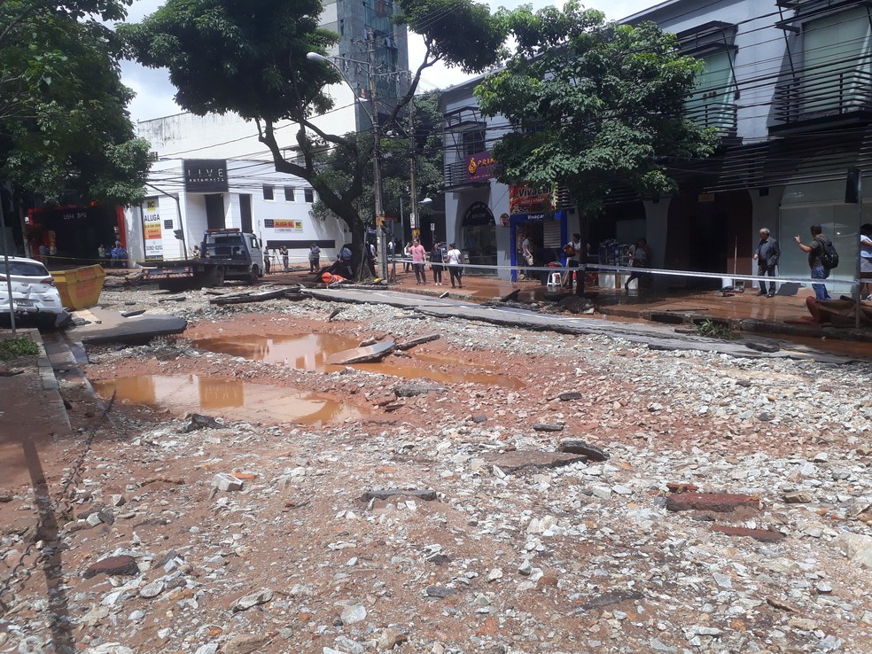 Asfalto destruído em Belo Horizonte após chuvas  — Foto: Marcos de Moura e Souza/Valor