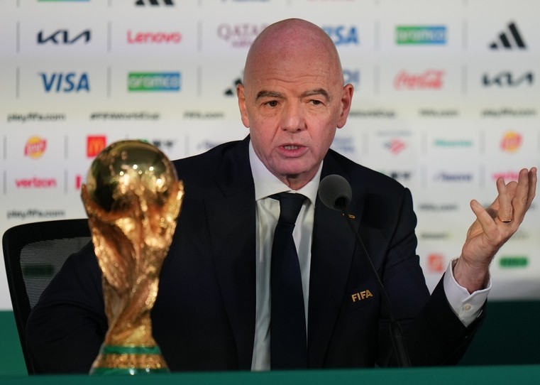 Forte protesto contra plano de vender fatia da Fifa - QTU Questões do Universo