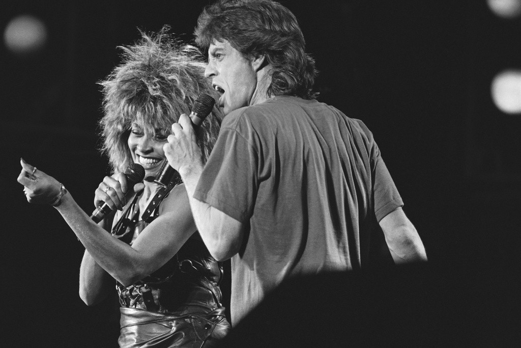 Tina Turner se apresenta com Mick Jagger em show do Live-Aid, em julho de 1985, na Filadélfia (EUA)