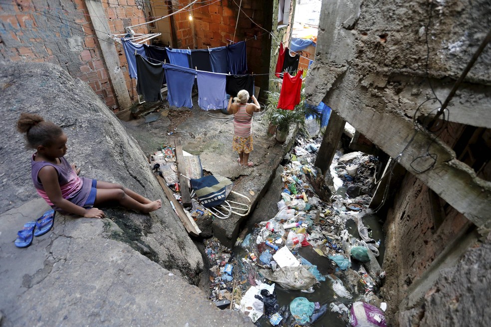 Lixo e esgoto a céu aberto na Rocinha — Foto: Domingos Peixoto/Agência O Globo