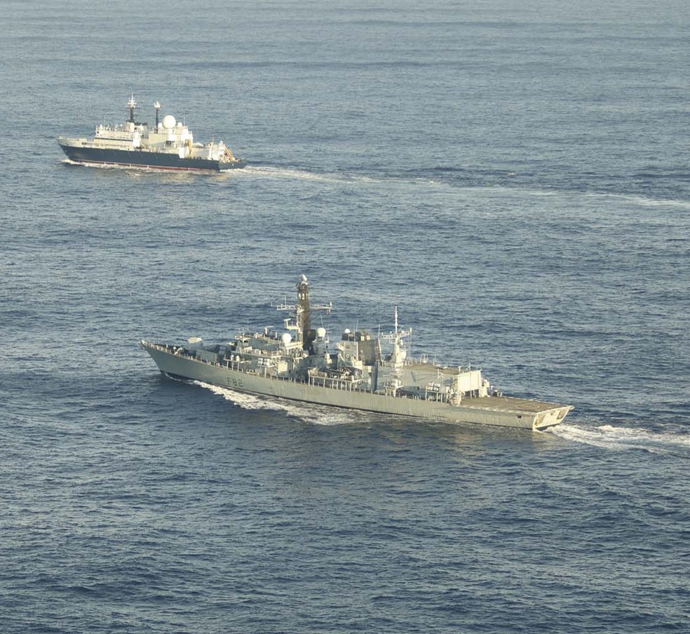Marinha do Reino Unido escolta o navio-espião russo Yantar após detectá-lo durante passagem por águas britânicas — Foto: Divulgação/Royal Navy