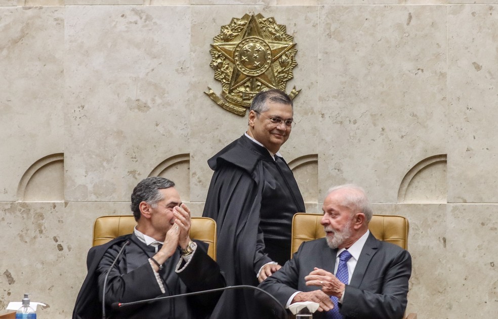 Ao lado de Lula, Flávio Dino toma posse como ministro da Suprema Corte