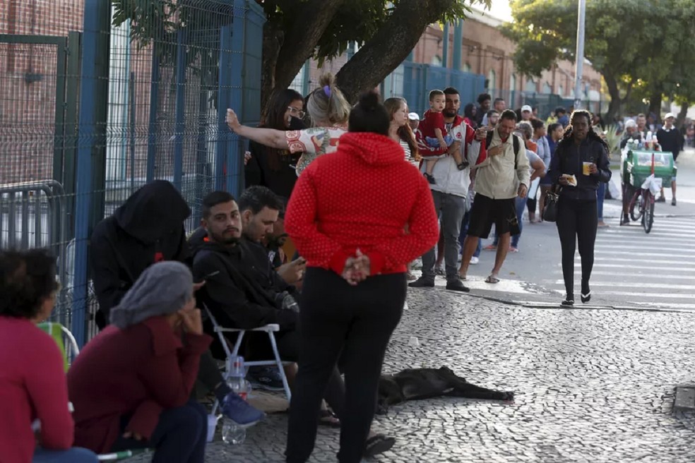 Fila para inscrição no Cadastro Único (CadÚnico) — Foto: Fabiano Rocha/Agência O Globo