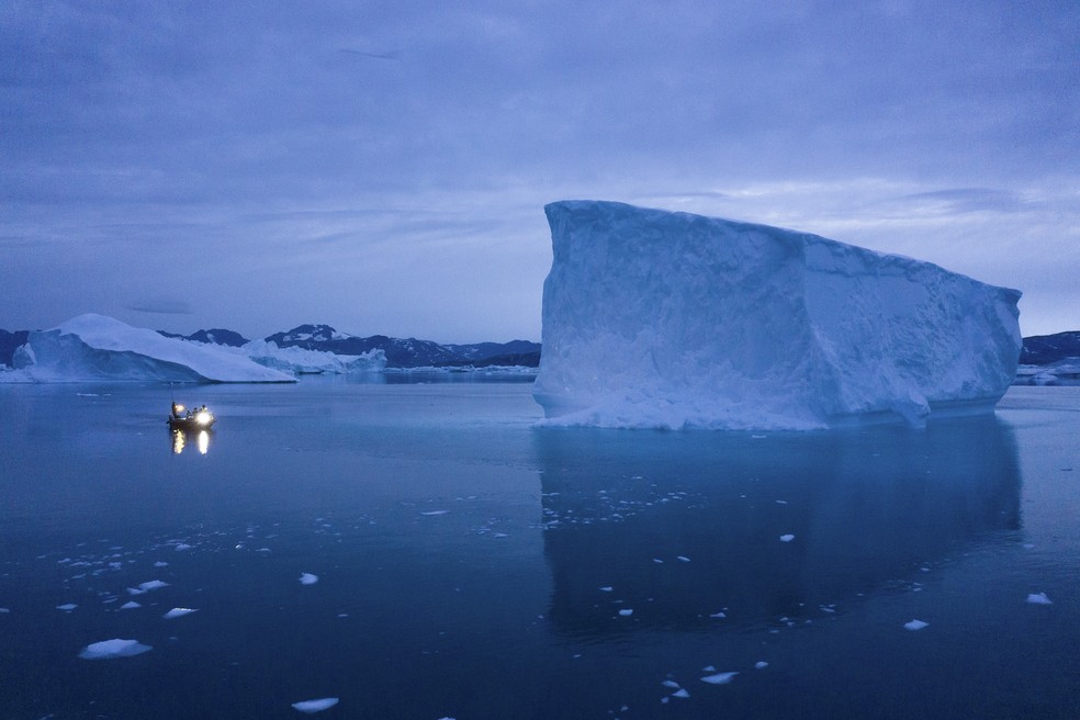 Barco passa perto de iceberg na Groelândia — Foto: Felipe Dana/AP